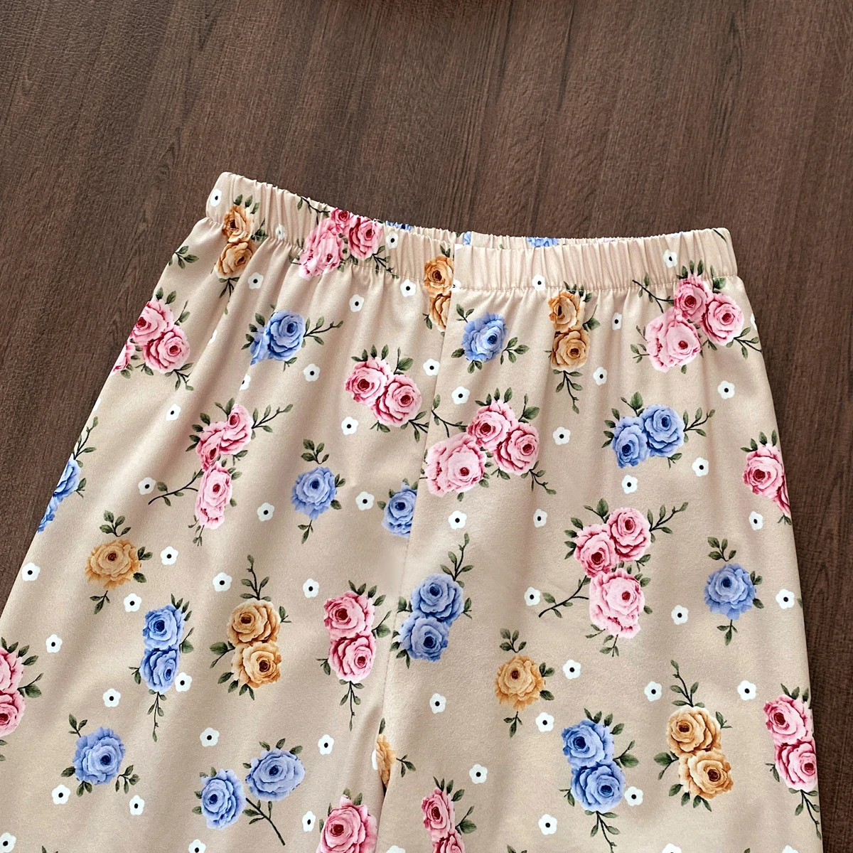Herbstliche Mädchen-Kleidungssets mit Schleife am Rücken, Spitzenbesatz am Saum, Rückenfreiem Blumenmuster-Oberteil mit Langen Ärmeln und Lässiger Weitbeiniger Hose, 2-teilig – Detail 6