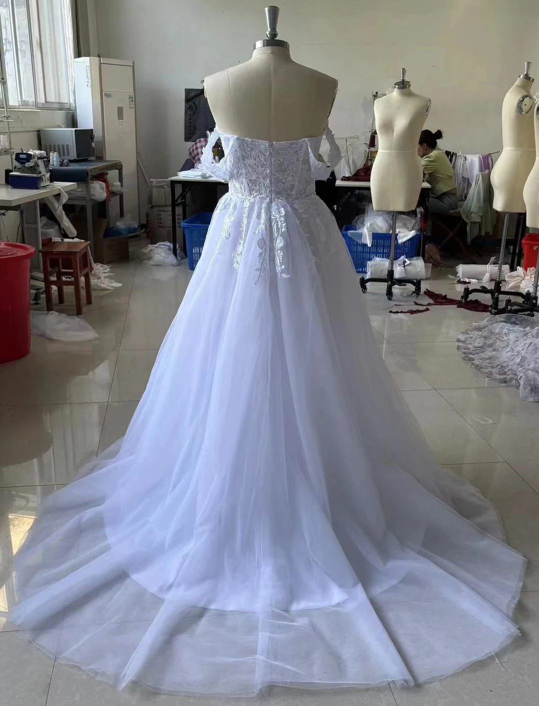 Precioso vestido de novia de tul de una línea con cola de corte y espalda de encaje para novia personalizado