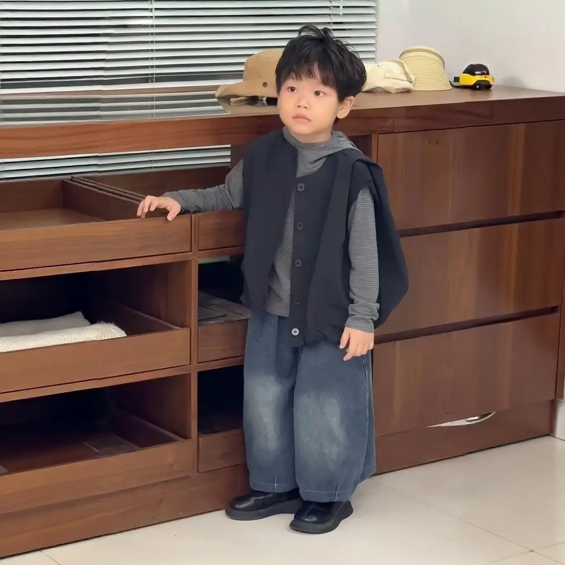 

Boys Spring Autumn 2025 New Fashionable Boys Girls Hooded Striped Hoodie+Black Baby Vest+ Wide-leg Jeans 3-Piece Set Outfits