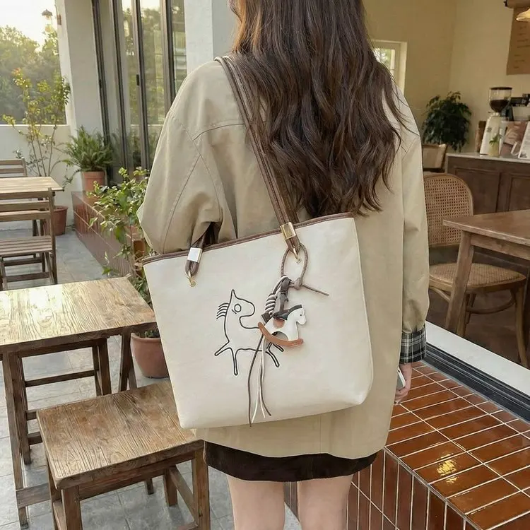 

2026 New Versatile Daily Casual Retro Simple Tote Bag Fashion Trend Personality Women's Shoulder Handbag