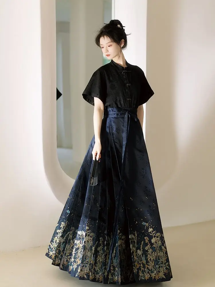 Yourqipao Ming Dynasty Hanfu ชุดเดรสสำหรับสุภาพสตรีสีกรมท่าคอตั้งกระโปรงสานสีทองลายหน้าม้า