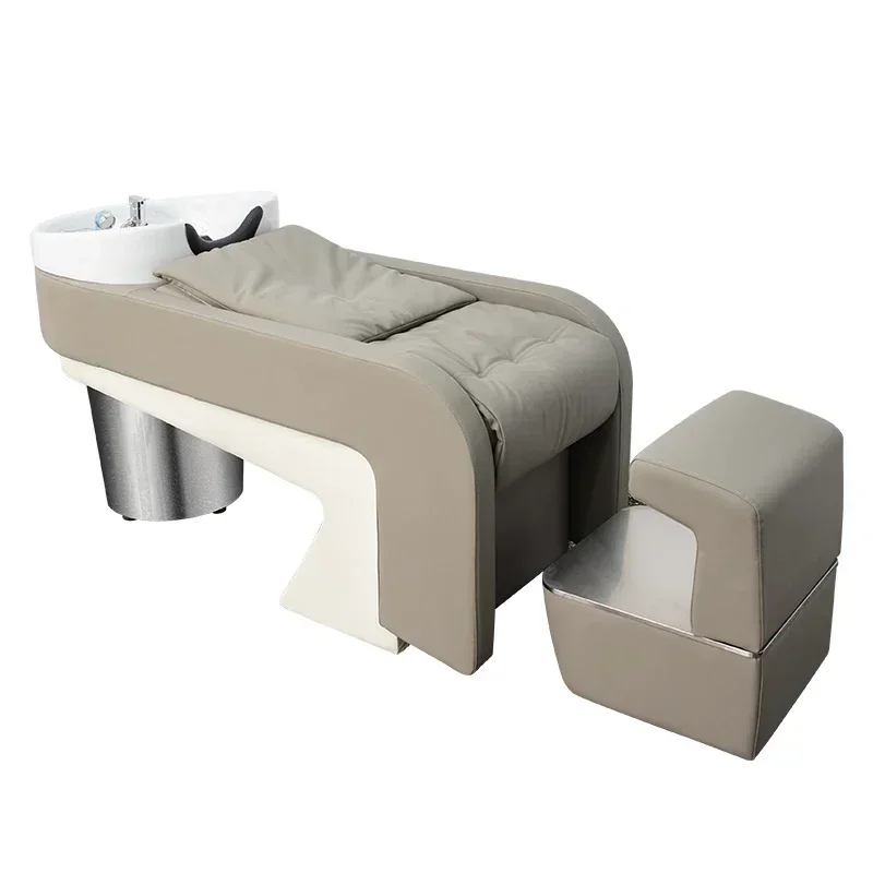 Halb liegendes Shampoo und spezielles Friseursalon-Spülbett mit Licht