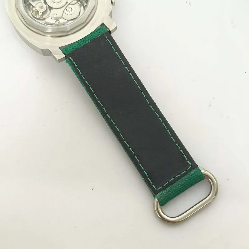 O novo relógio masculino tem uma caixa de aço inoxidável de 40 mm com mostrador de espelho mineral e fundo transparente com calibre NH35