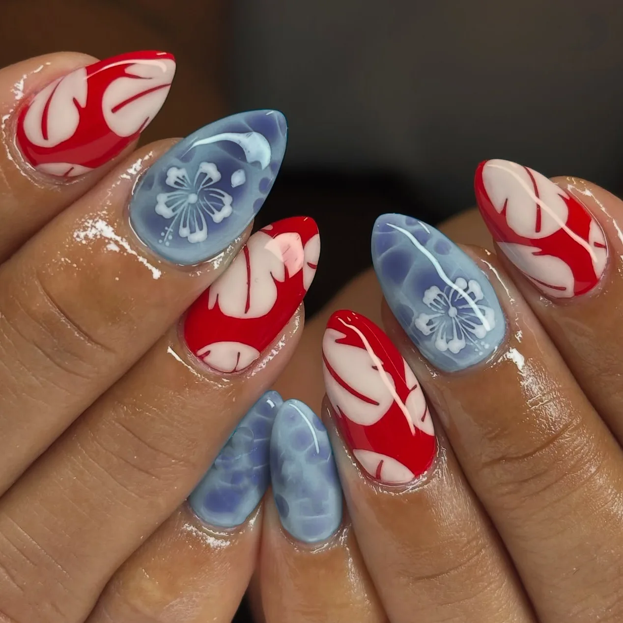 

24Pcs Mid-length Round Head Nails Set Press on With Red Blue Design Fake Nails Flowers Leaves Pattern Almond False Nail Tips Art