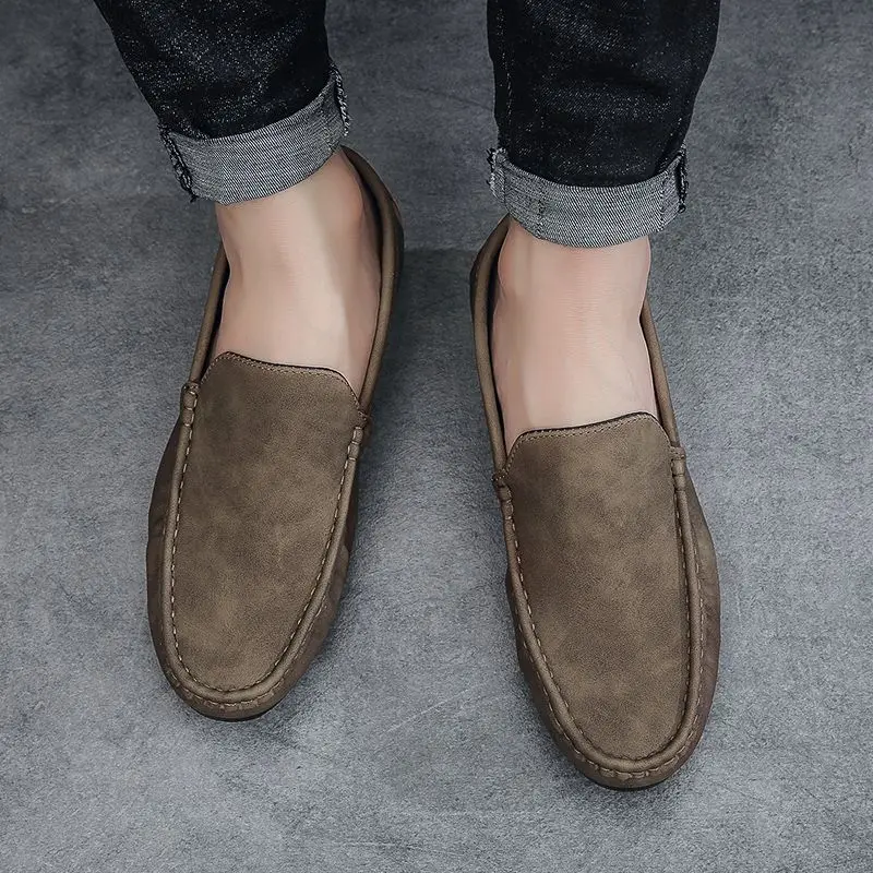 

Мягкие кожаные туфли без шнуровки на плоской подошве для мужчин. Высококачественная модная социальная легкая новая элегантная роскошная дизайнерская мужская повседневная обувь.