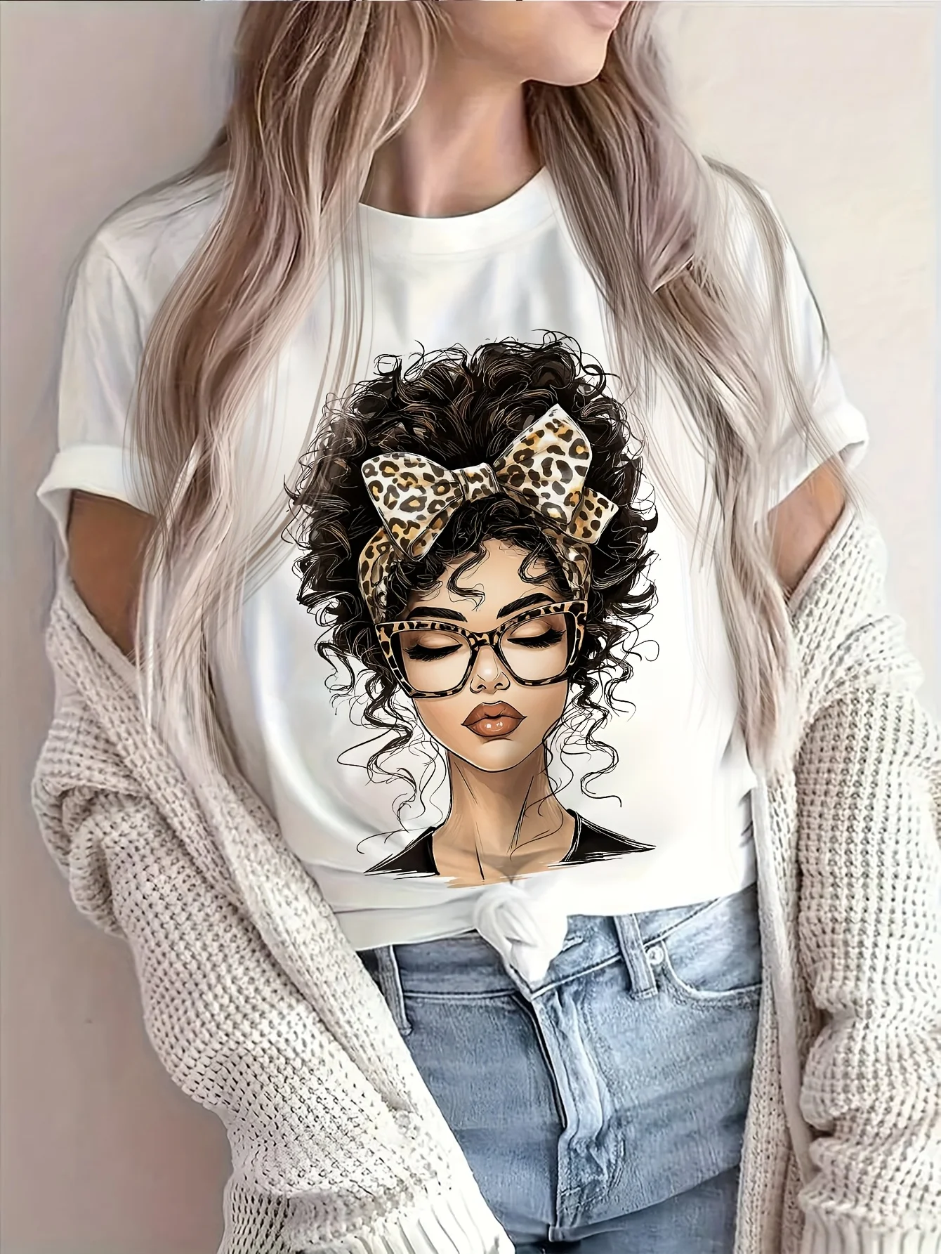 Lässiges bedrucktes Damen-T-Shirt mit einem stilvollen Motiv einer Frau mit lockigem Haar und einem Leoparden-Schleifenmuster. T-Shirt mit grafischem Aufdruck für Damen
