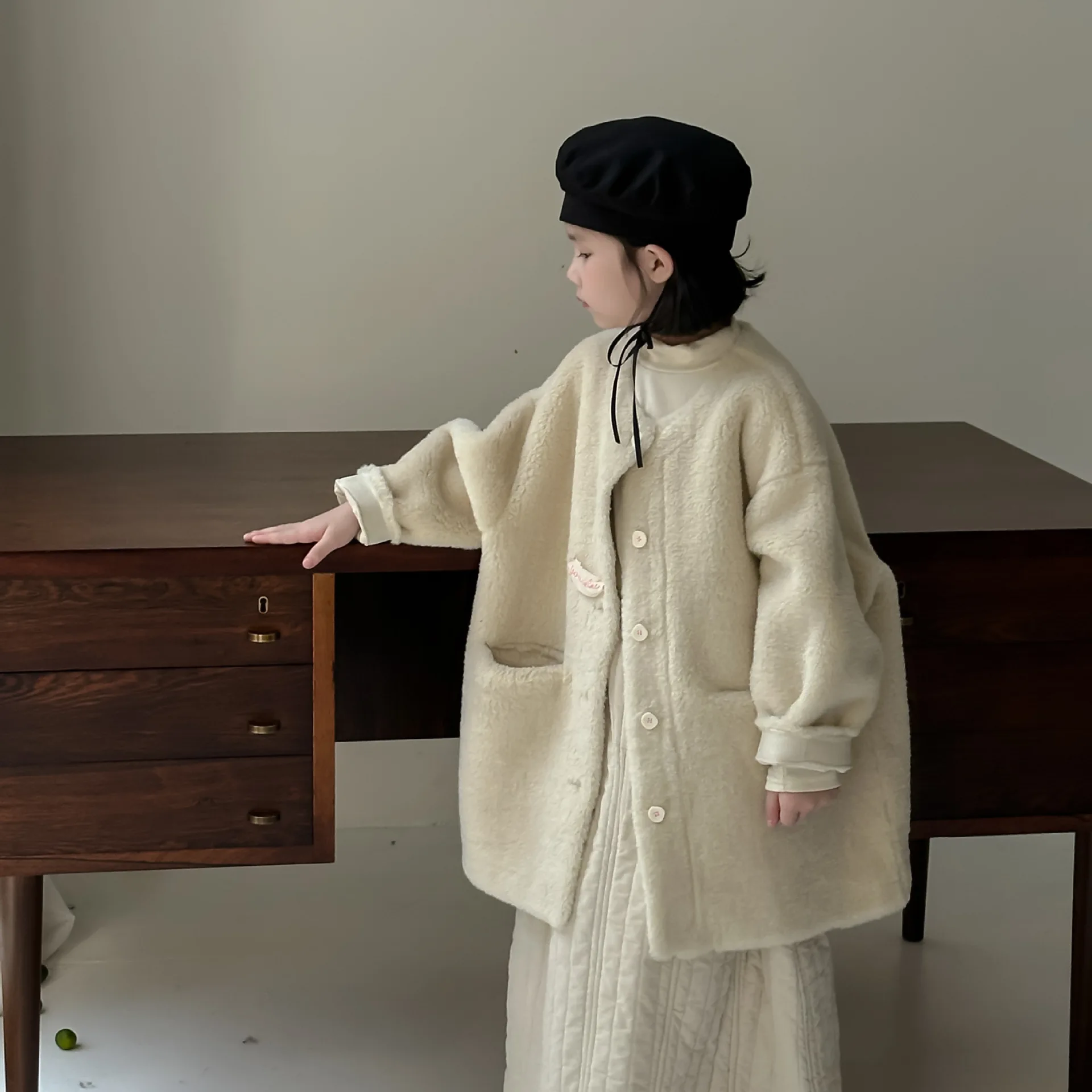 

Детская куртка 2025, зимняя корейская версия для девочек, однотонное повседневное меховое интегрированное пальто, детское утолщенное меховое пальто