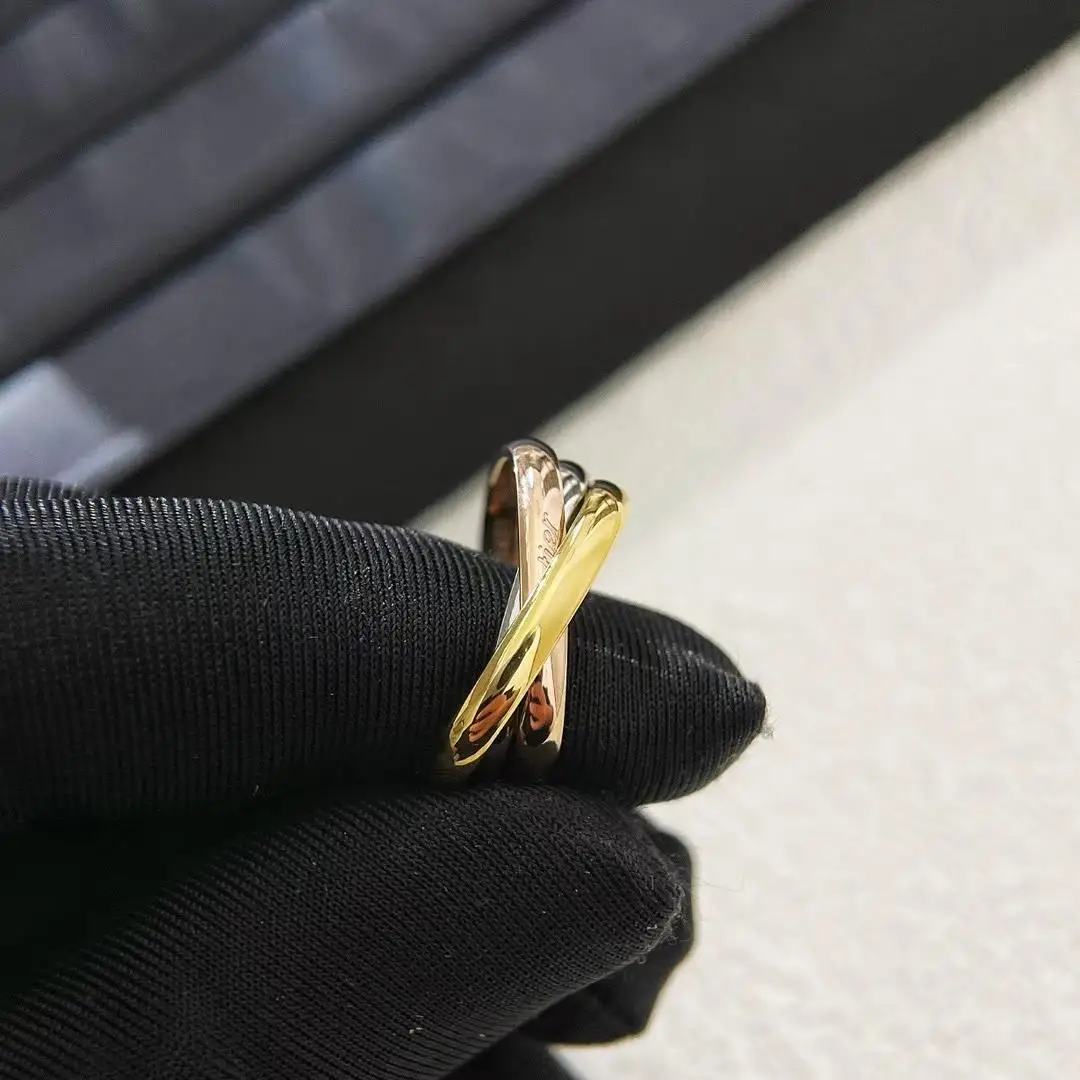 

A high-end three-ring, three-color, small square ring for women's fashion from Kaka