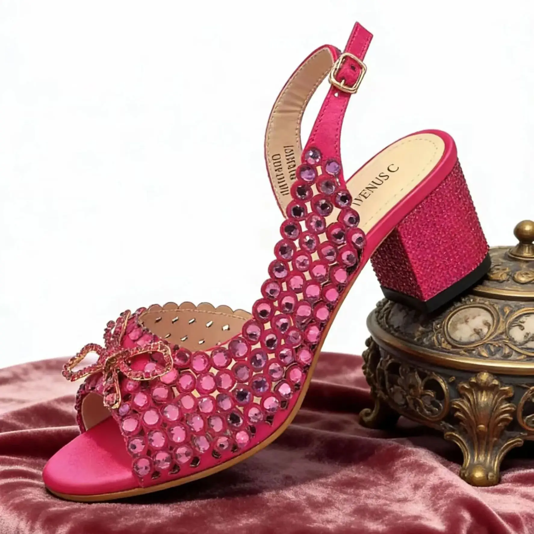 

Элегантные женские туфли на высоком каблуке INS синего цвета с декоративными стразами.