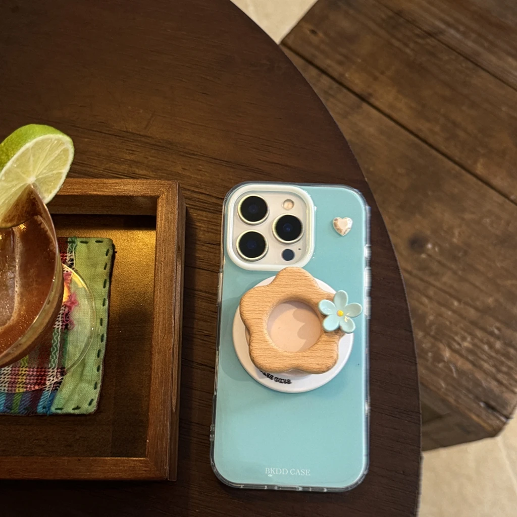 

Стильный чехол Fresh Blue Love с деревянным цветком и держателем, магнитный чехол для телефона с беспроводной зарядкой для iPhone 16, 15, 14, 13 Pro Max