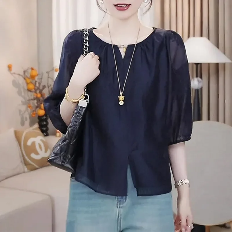 

Женская блузка с короткими рукавами-фонариками и вырезом «ключница»