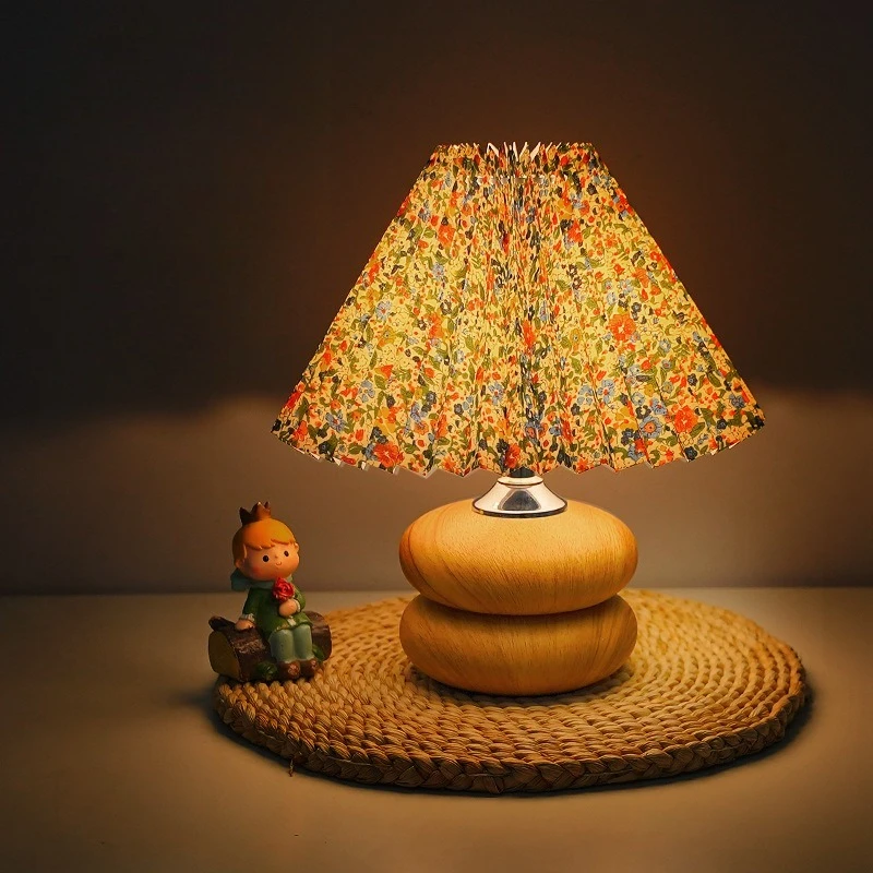 Quarto retro plissado floral high-end lâmpada de mesa com iluminação de cabeceira personalizada proteção para os olhos atmosfera pequena luz noturna