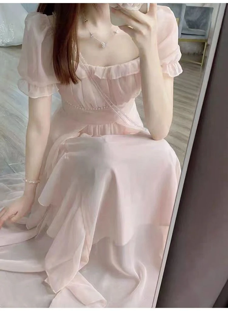 Französisches Damenkleid in Rosa mit eckigem Ausschnitt und Rüschenkante, Sommerkleid mit hoher Taille und schmaler Passform, zartes Feenkleid für den Urlaub – Detail 11