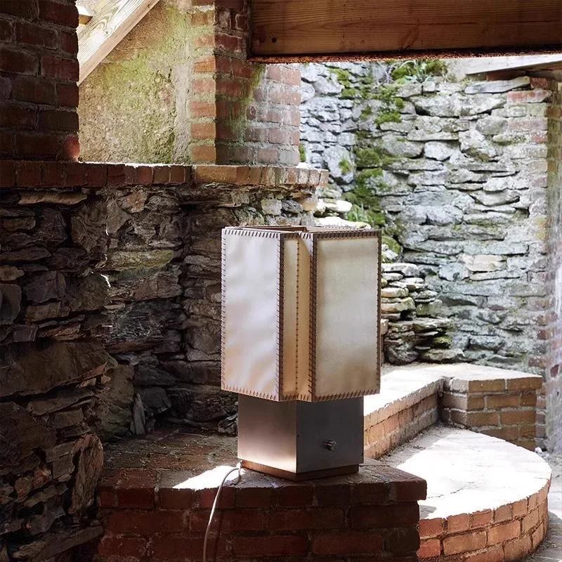 Candeeiro de mesa de pergaminho Arte medieval Nicho Design Candeeiro de mesa de pergaminho