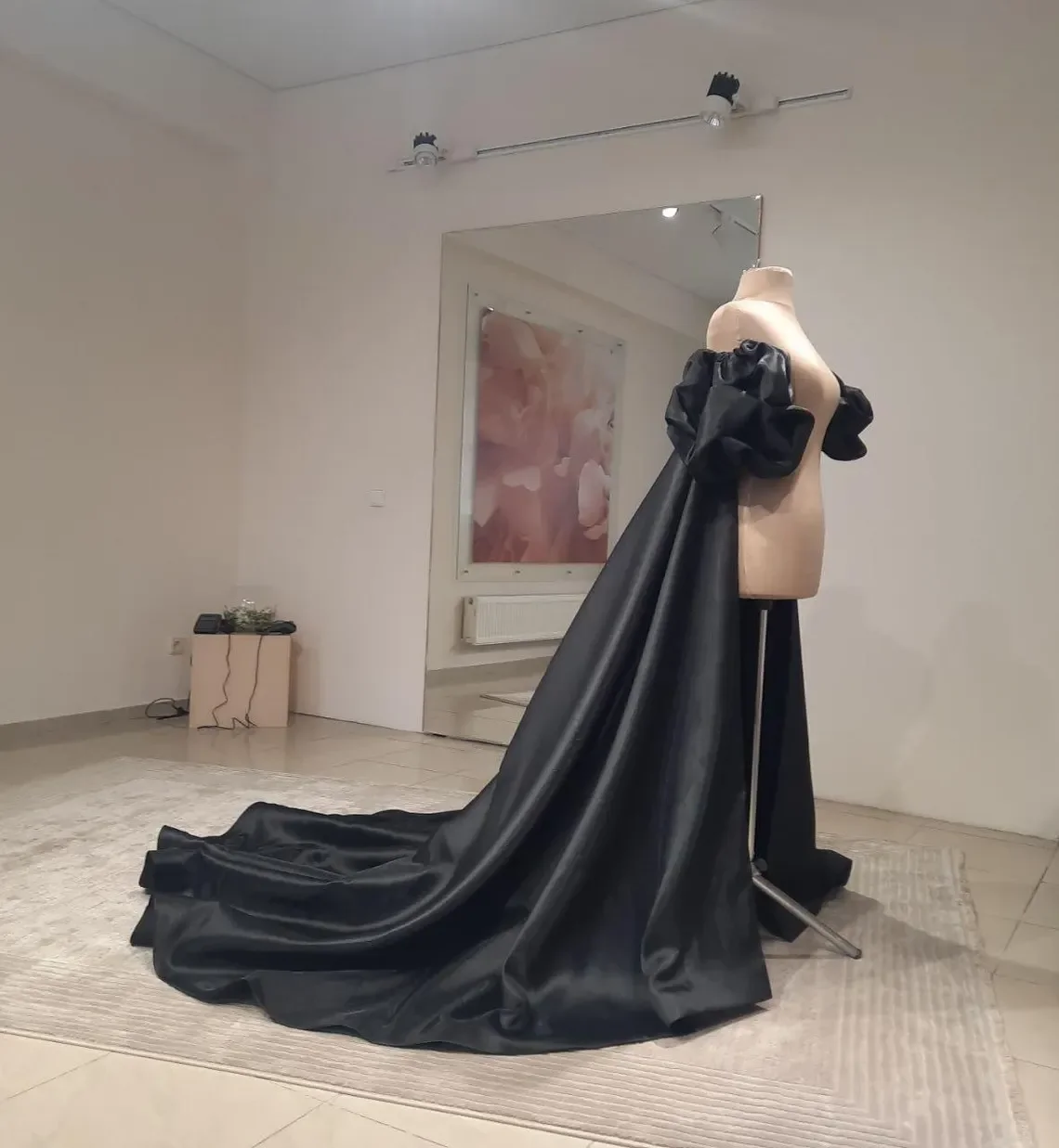 Immagine reale Mantello per bicipiti da donna nero in raso con strascico Giacca da sposa formale da donna Capispalla femminile fatto a mano Colore libero