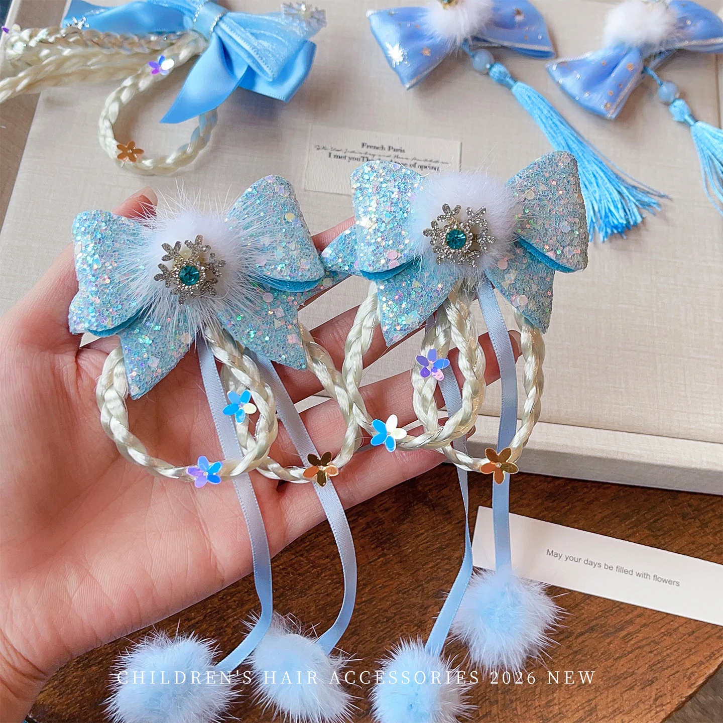 2026 Neue Winter-Haarspangen in Blau mit Zopf-Quaste, Schneeflocken-Strass-Schleife, Schonende Haarklammern für Babymädchen-Geburtstagsfeiern – Detail 2