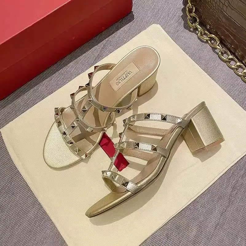 Sandalias de tacón alto con remaches para mujer, zapatos planos cómodos de alta calidad, a la moda, novedad de verano, 2024