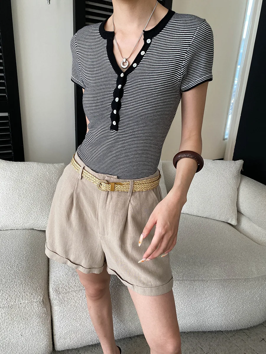 Sommerliches, modisches Damen-T-Shirt mit Knöpfen, V-Ausschnitt, kurzen Ärmeln und schmaler Passform aus Strick. – Detail 9