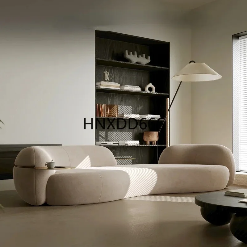 Sofá curvo de tela de anacardo en lana de cordero color crema, diseño elegante y cómodo para salas de estar modernas