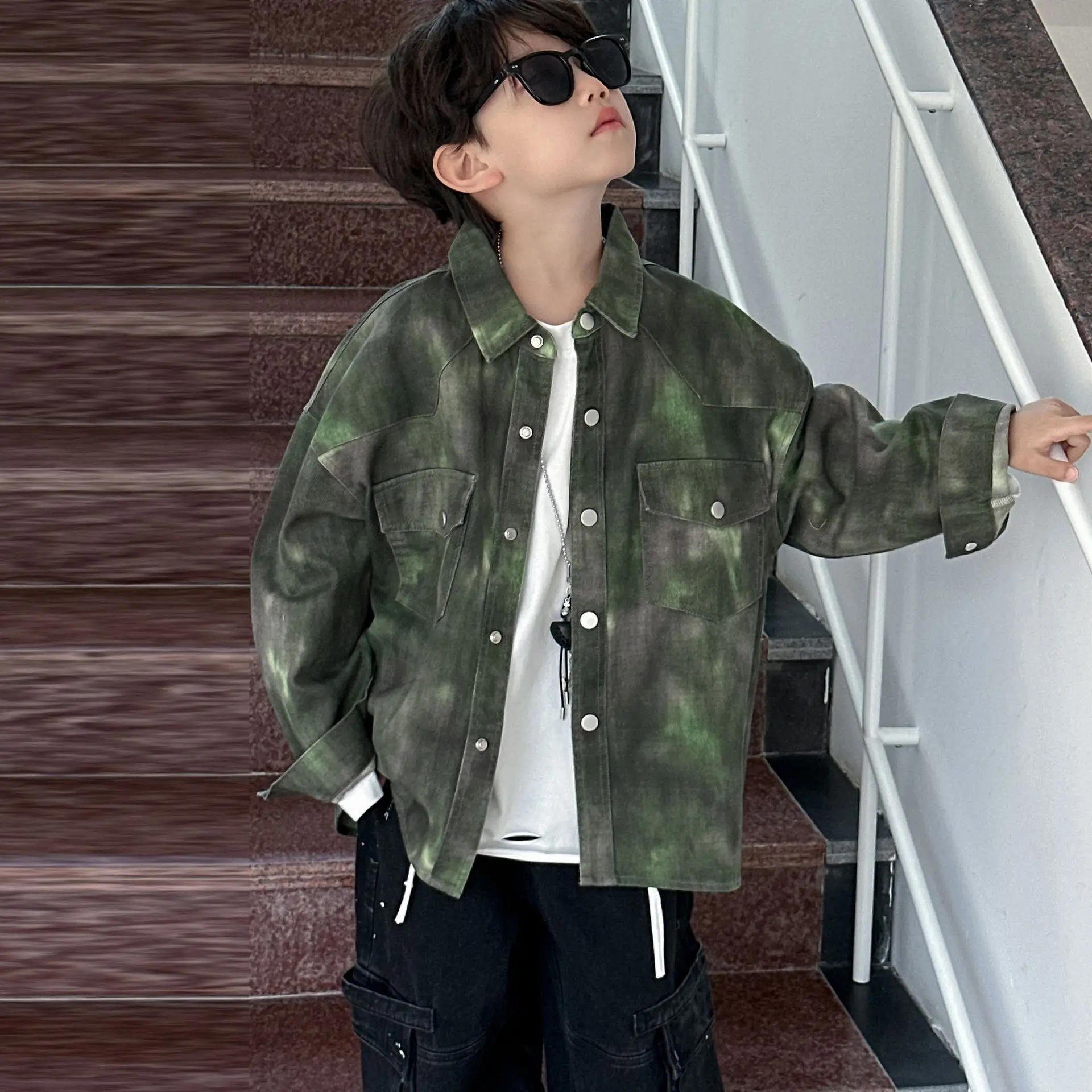 

Джинсовое пальто для мальчиков, осень 2024, новая корейская мода, повседневная свободная весенняя куртка с принтом тай-дай, детская универсальная одежда