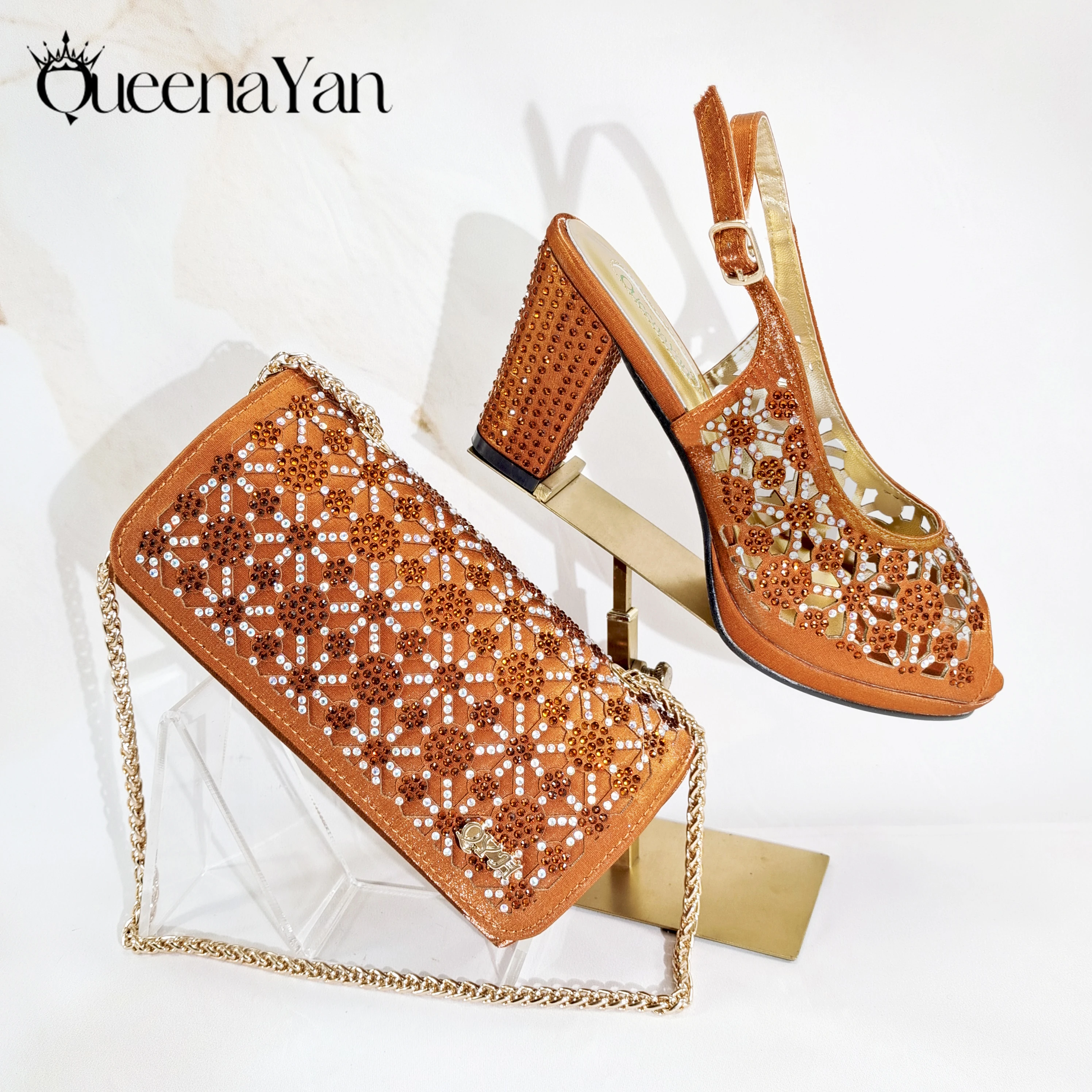 

Элегантный итальянский дизайн. Туфли на каблуке с открытым носком. Стразы и сложные детали с вырезами. Удобные и прочные. Идеально подходят для любого случая.