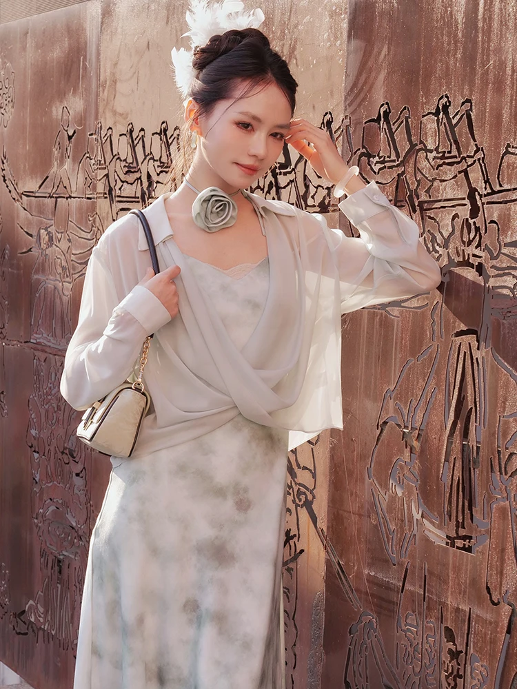 

Модный женский комплект: платье с воротником-рубашкой и принтом роз, с градиентной окраской, на бретелях, от Auntie Ollie, Весна 2025