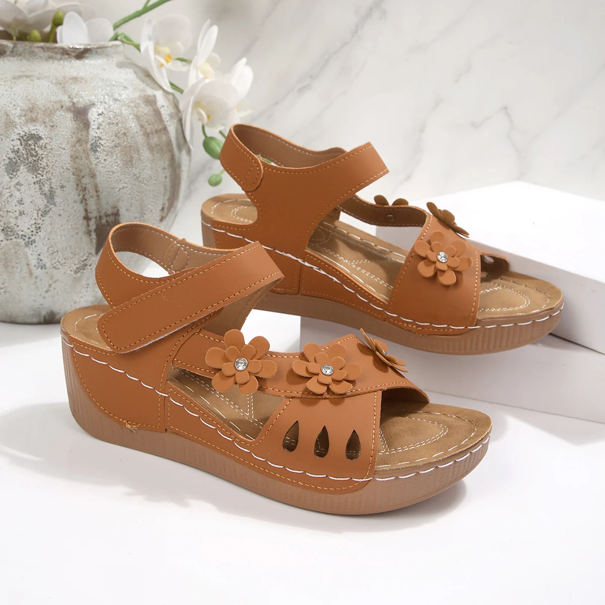 Damen-Keilsandalen mit Blumenmuster 2026 – Sommer-Plateau-Sandalen mit klobigem Absatz, offener Zehenpartie, Strand- und Freizeitschuhe für Outdoor