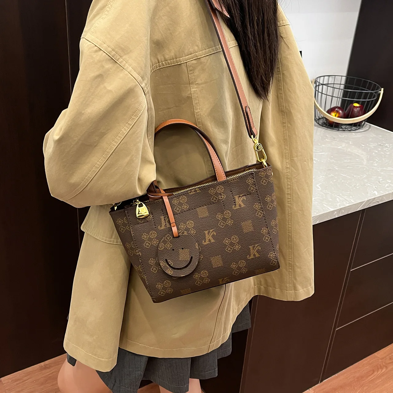 

Сумка через плечо с монограммой 2025 года, роскошная женская сумка с верхней ручкой, просторная сумка через плечо, текстурированная сумка «день-ночь», пригородная слинг