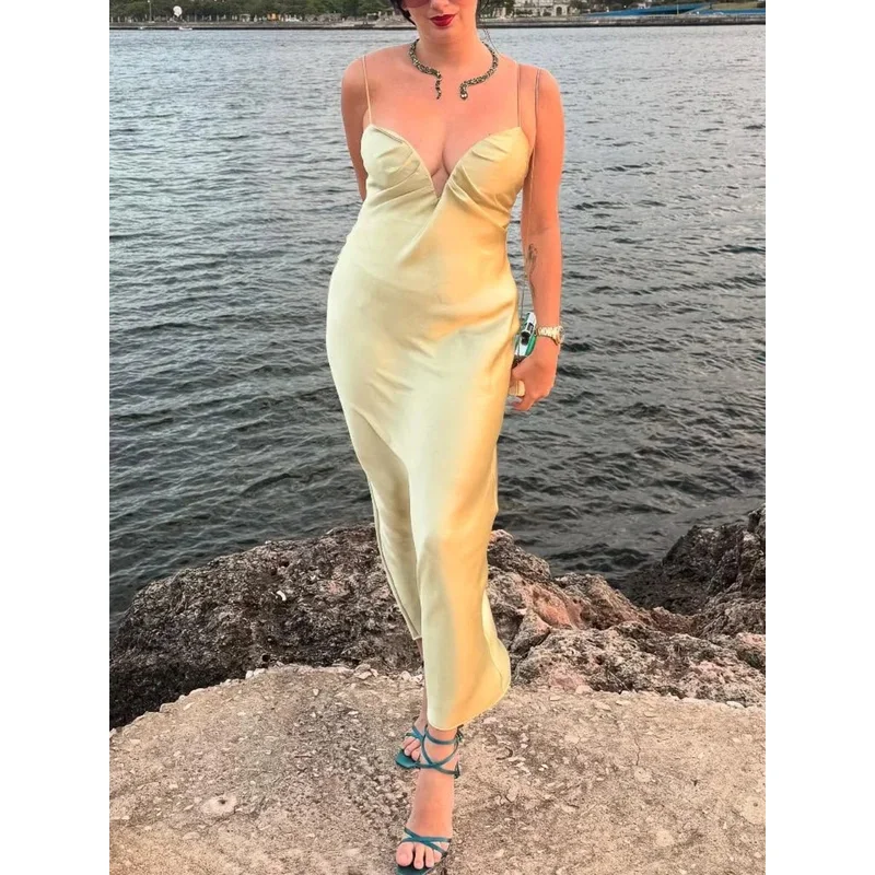 فستان نسائي مثير من الساتان الأحمر بدون ظهر بحمالات على شكل قلب ورقبة على شكل قلب ميدي للعطلات الصيفية والحفلات