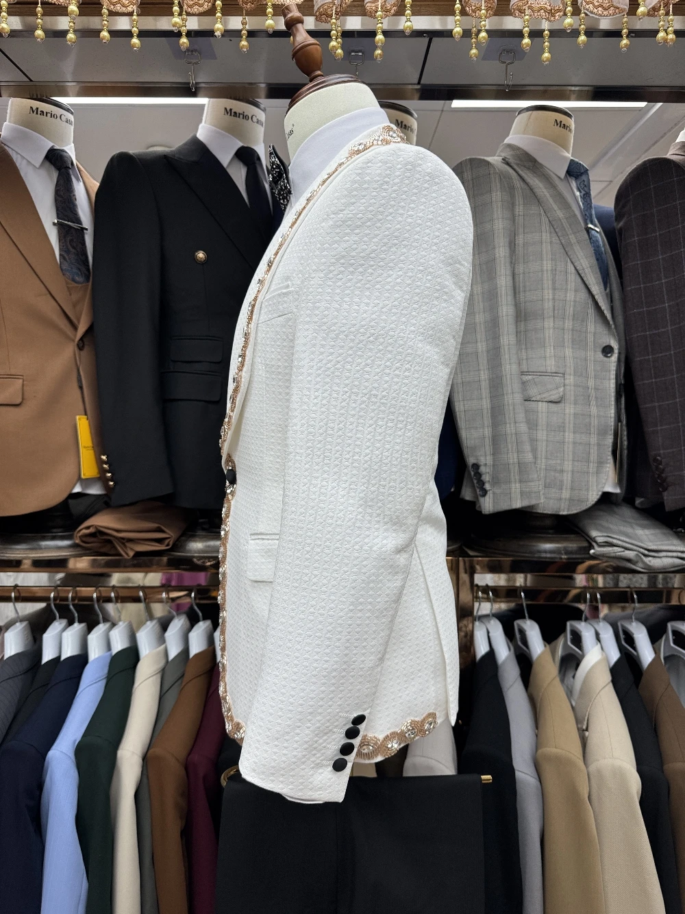 Hot Sale White Patterned Men's Suit Set Three Pieces Dancing Wear Luxurious Golden Beaded Tuxedo Fast Shipping Formal Occasions
