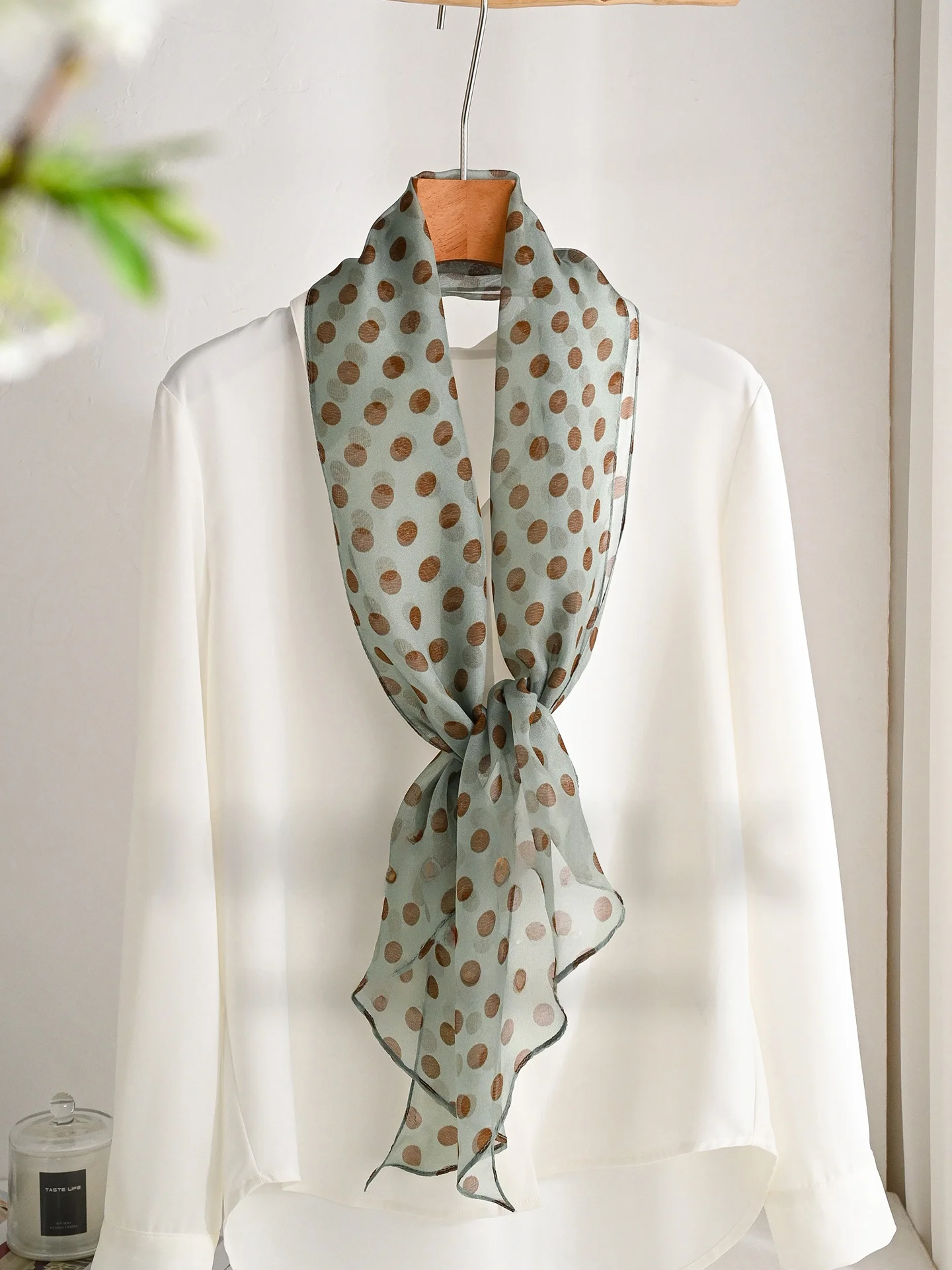グリーンポルカドットシルクスカーフ女性の薄い春の新スタイルネクタイハイセンセーションロング長方形春秋シーズンファッションアクセサリー
