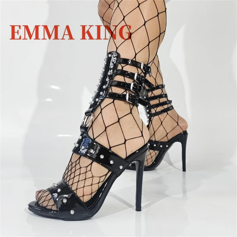 السيدات مثير خنجر عالية الكعب صندل موضة المسامير تصميم كبير الحجم الصنادل جوفاء براءات الاختراع والجلود للجنسين أحذية للنساء الرجال