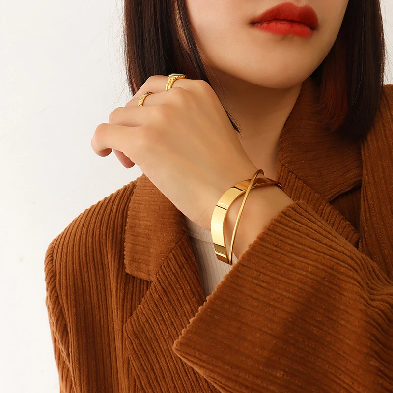 

925 sterling silver bracelet, delicate texture, 18k gold plating, adding luxurious luster, fashionable and trendy design