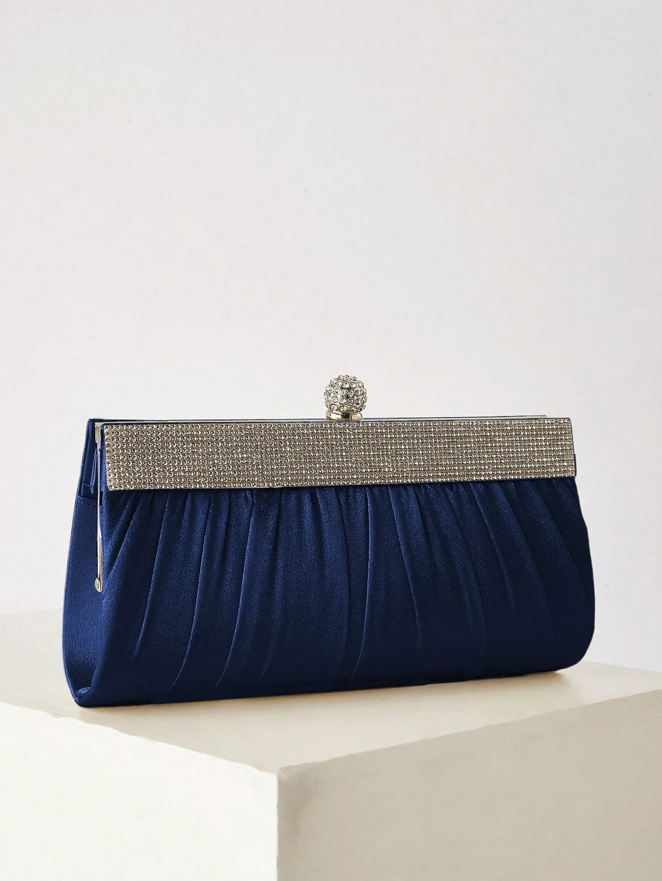 حقيبة يد نسائية عصرية وأنيقة ومتلألئة من حجر الراين، حقيبة مسائية، حقيبة حفلات، حقيبة مأدبة كروية رائعة وساحرة.