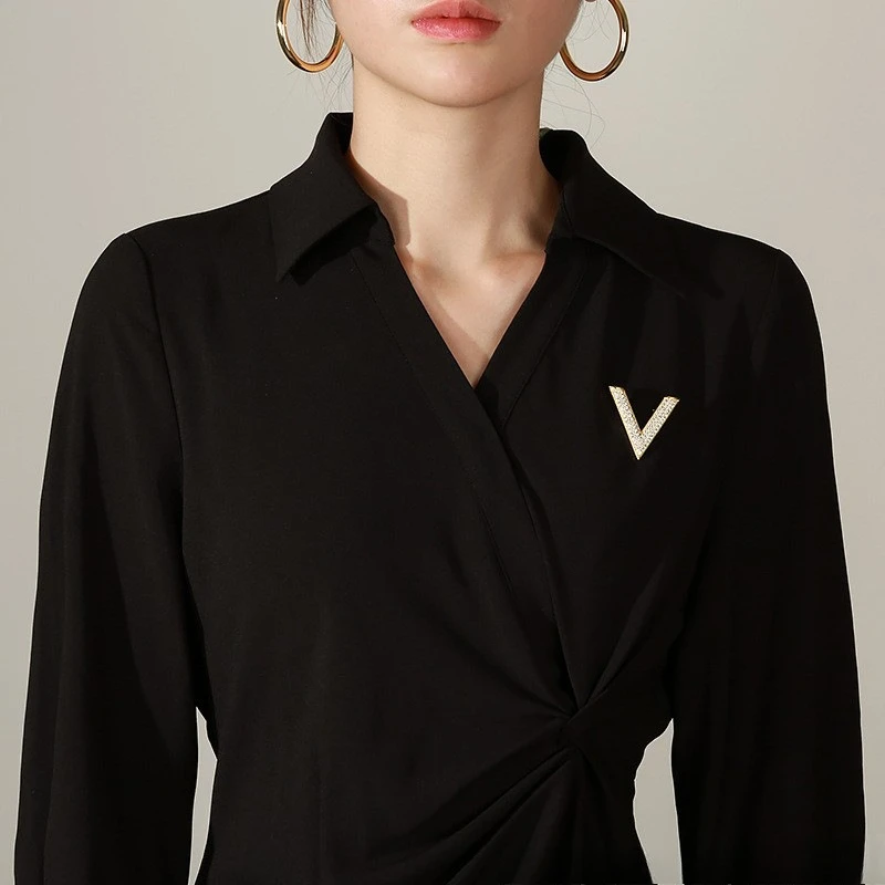 Fermacravatta con fibbia a forma di V Fermacravatta con intarsio di diamanti semplice Decorazione per cravatta in lega di zinco Spilla alla moda con fibbia a scialle primaverile e autunnale