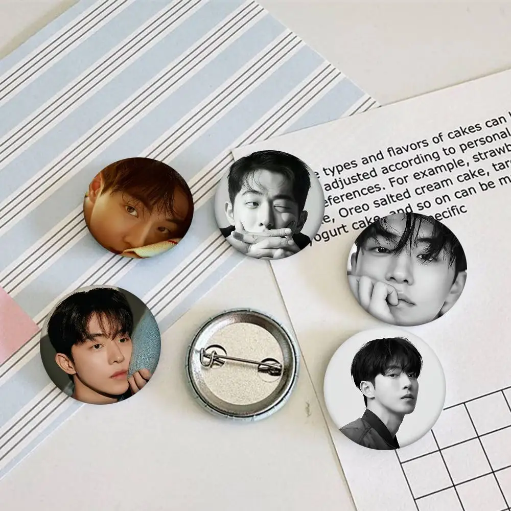 Korea Actor Model J-Joo Hyuk Nam Round Badges Can Be Used To Decorate Clothes And Backpack Pins