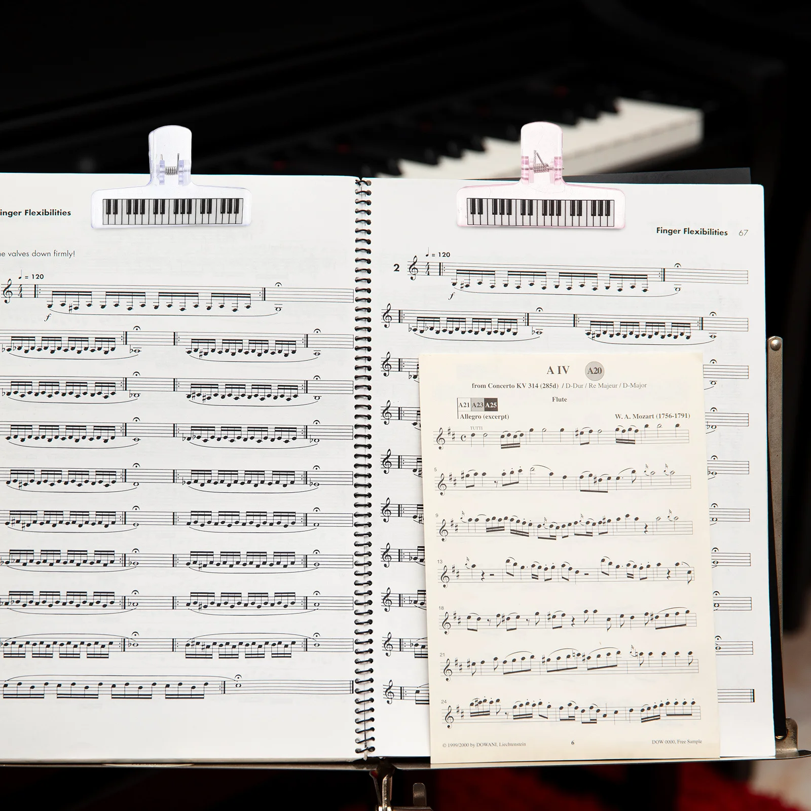 

3pcs Acrylic Transparent Piano Book Clips Sheet Holders Practice Performance Lightweight Portable Page Holders Creative Design