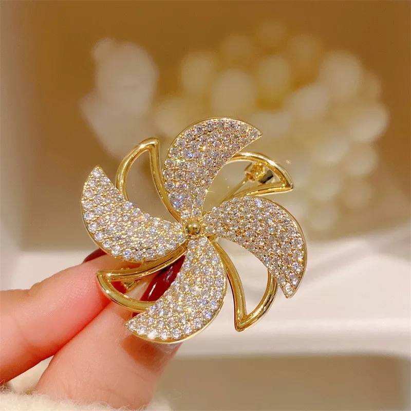 CC Exquisite Brooch Full of Shining Zirconia Rotating Windmill Shape Suit Pin Super Flash Corsage Cardigan Shawl Buckle B339