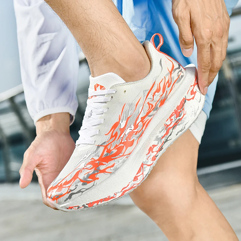 أحذية الجري الرجالية ذات النعل السميك خفيفة الوزن ومريحة في الهواء الطلق أحذية رياضية للرجال برباط علوي قابلة للتنفس أحذية رياضية كاجوال للرجال