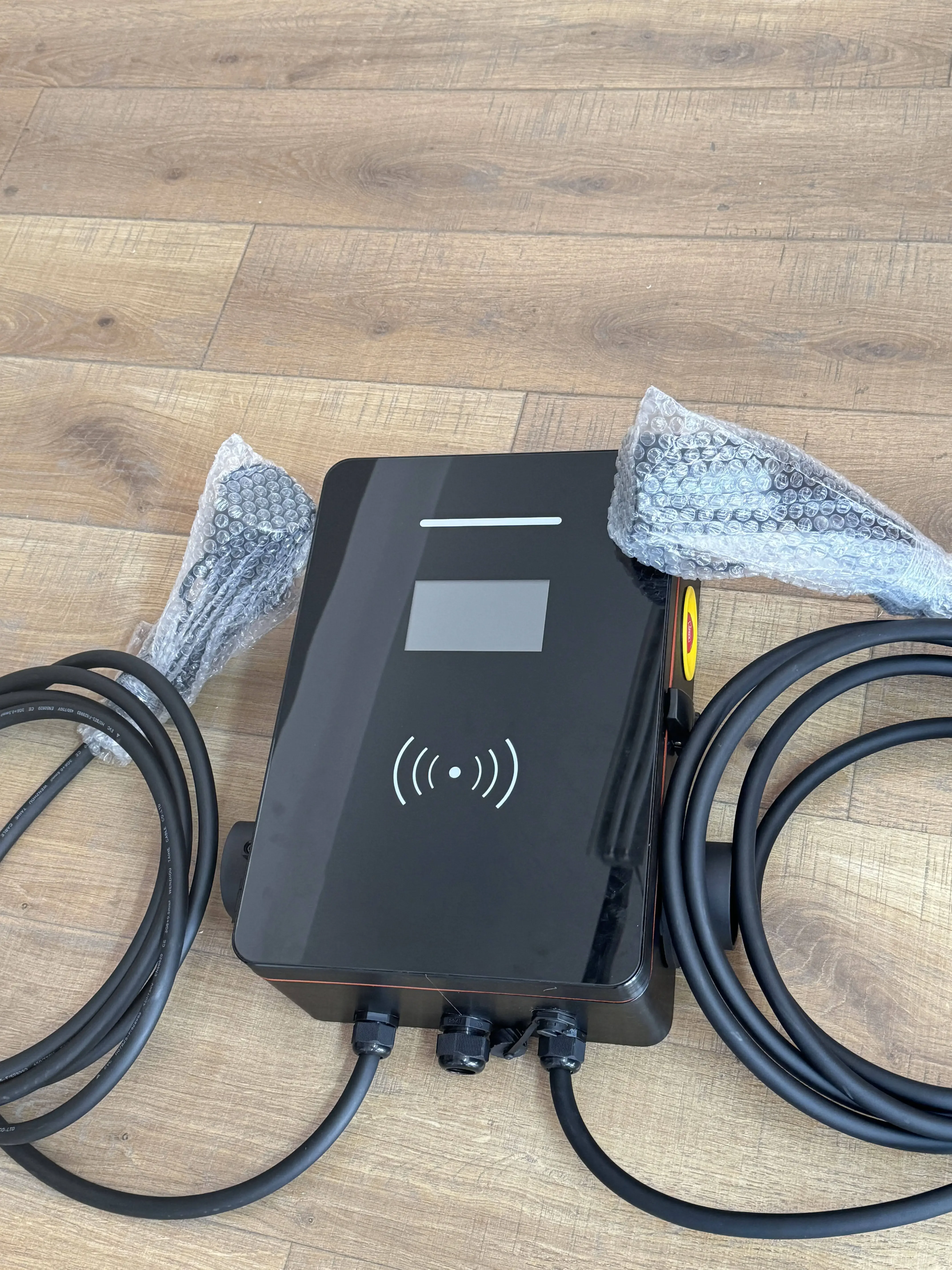 الشركة المصنعة بالجملة 44KW AC EV شاحن IEC62196 نوع 2 المزدوج بندقية 4.3in شاشة محطة شحن السيارة الكهربائية المثبتة على الأرض