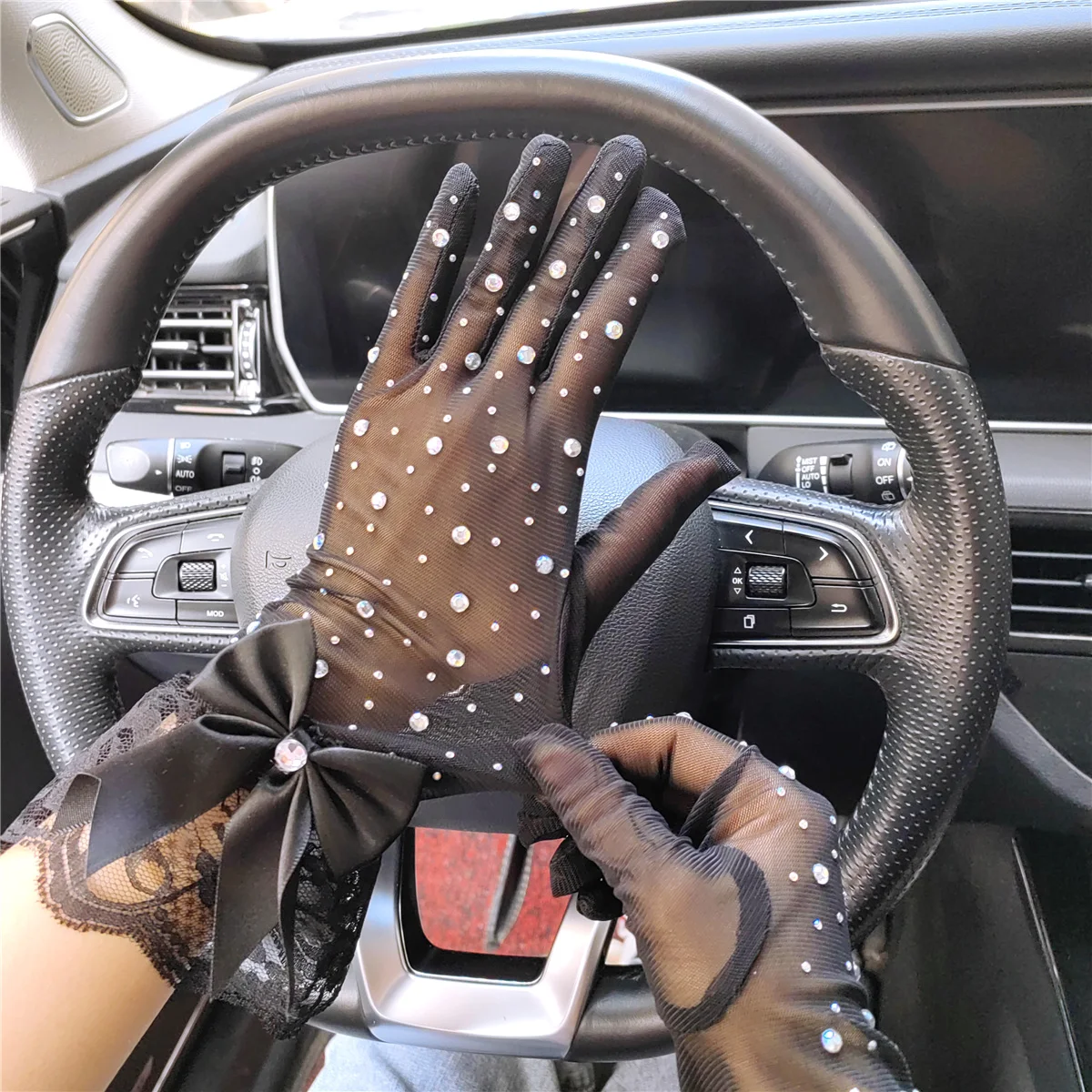

Lace Flower Edges Transparent Mesh Hot Drills Laser Reflective Dazzling Cropped Gloves Women Summer Outdoor Driver Mittens ST17