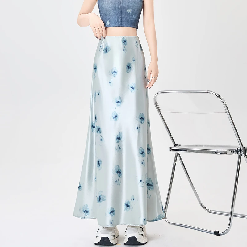 mulheres no verão, cintura alta e sensação caída, saia evasê que cobre os quadris e envolve os quadris, saia de comprimento médio