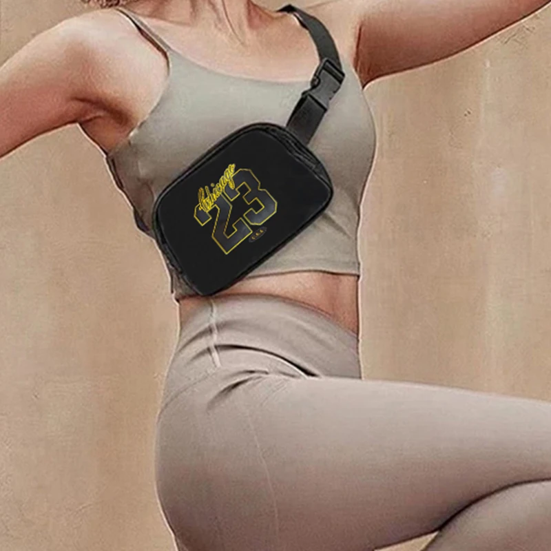 Сумки нейтрального цвета подходят для повседневных поездок на работу и упражнений. Они приходят в сумках через плечо и сумках через плечо.