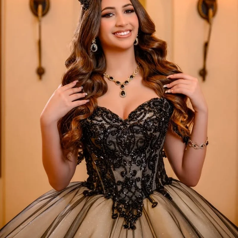 Robe Quinceanera noire personnalisée, épaules dénudées, paillettes appliquées, perles, dentelle traînante, robes de 15 Quinceanera