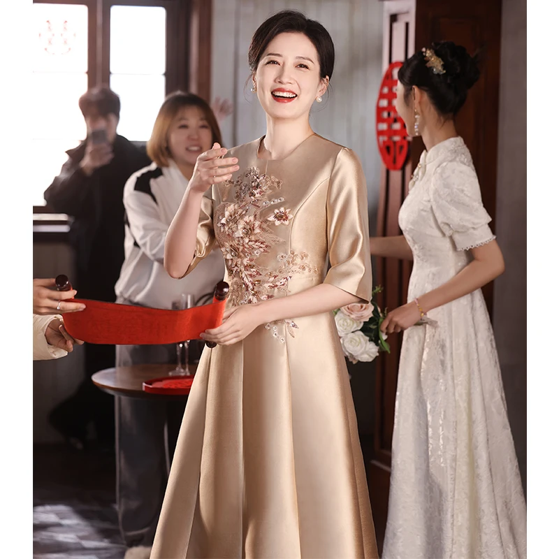 Champagne Mother Of The Bride Dresses Elegant Modest Round Neck Tea-Length Satin Wedding Party Dresses With Appliques