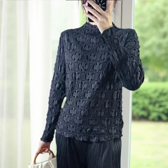 Miyake-Camiseta roja con diseño plisado para mujer, camiseta de manga larga con medio cuello alto, bordado en relieve, capa Base interior sencilla y versátil