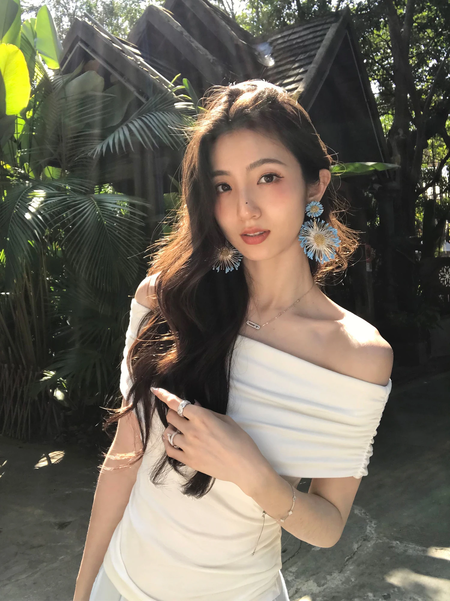 

Elegant One-Shoulder Short Sleeve T-Shirt Women's Slim Fit Bone Exposure Design Sensation Casual Fashion Top Mulvan