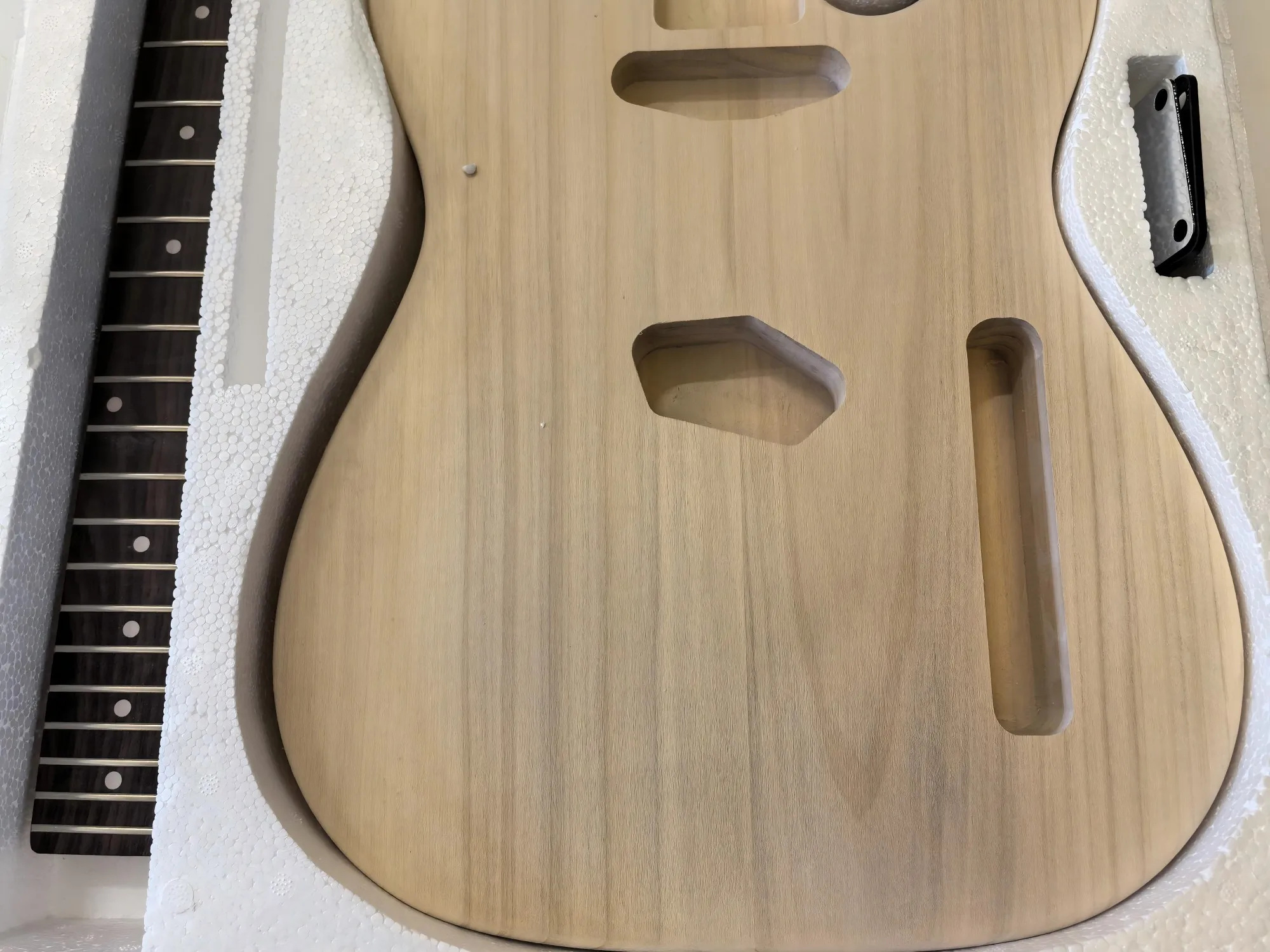 DIY spot: semi-finished 6-string poplar electric guitar, all kinds of semi-finished body/fretboard are in stock.