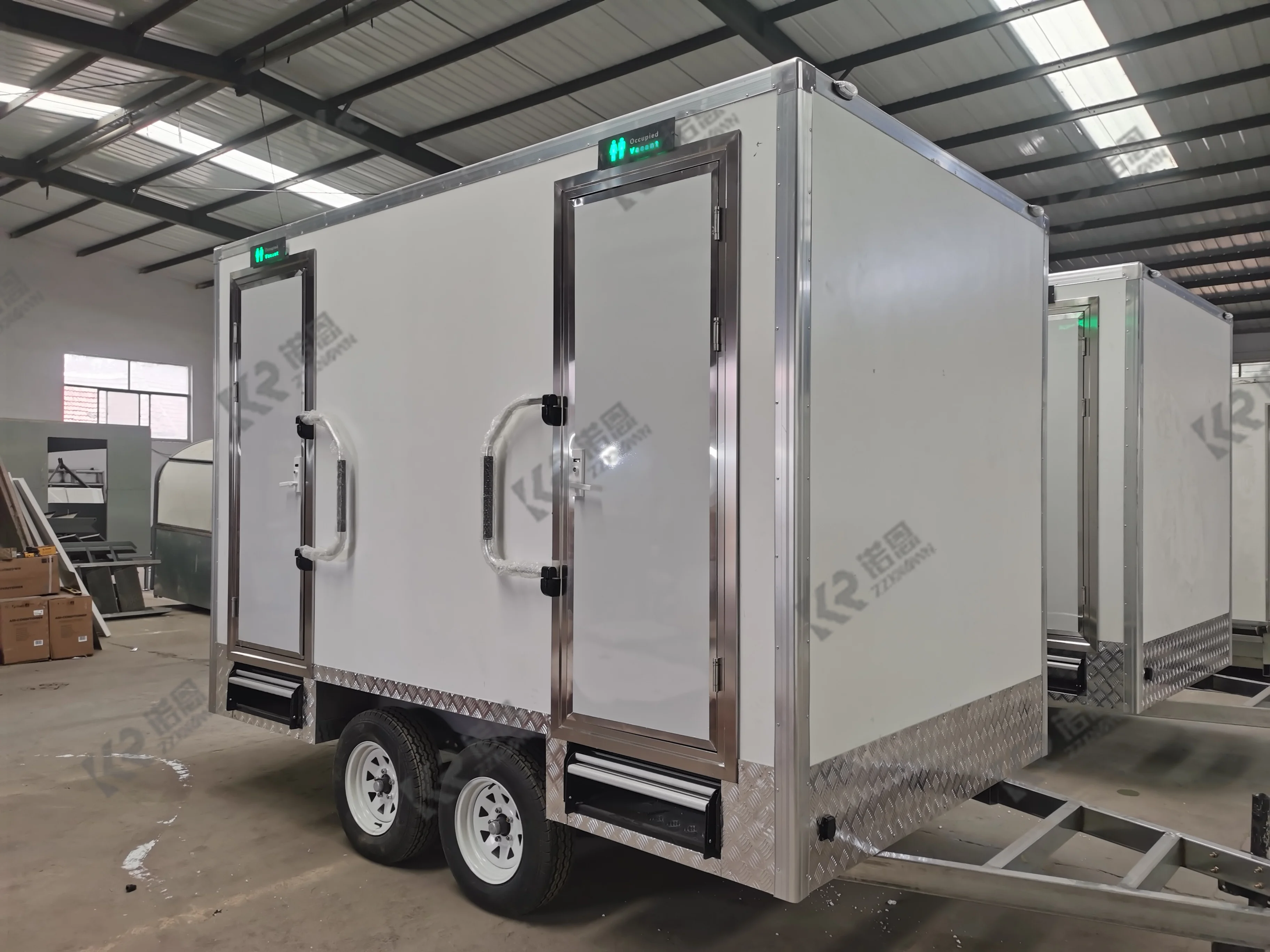 2/4 Stall Portable Restroom Trailer with Shower Public Toilet Portable Trailer Toilet Bathroom Trailer with Shower