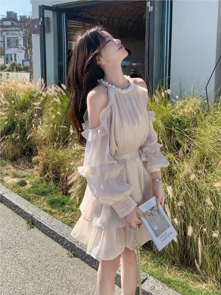 A new exquisite off-the-shoulder dress with sweet and pure style that's super good-looking for figure